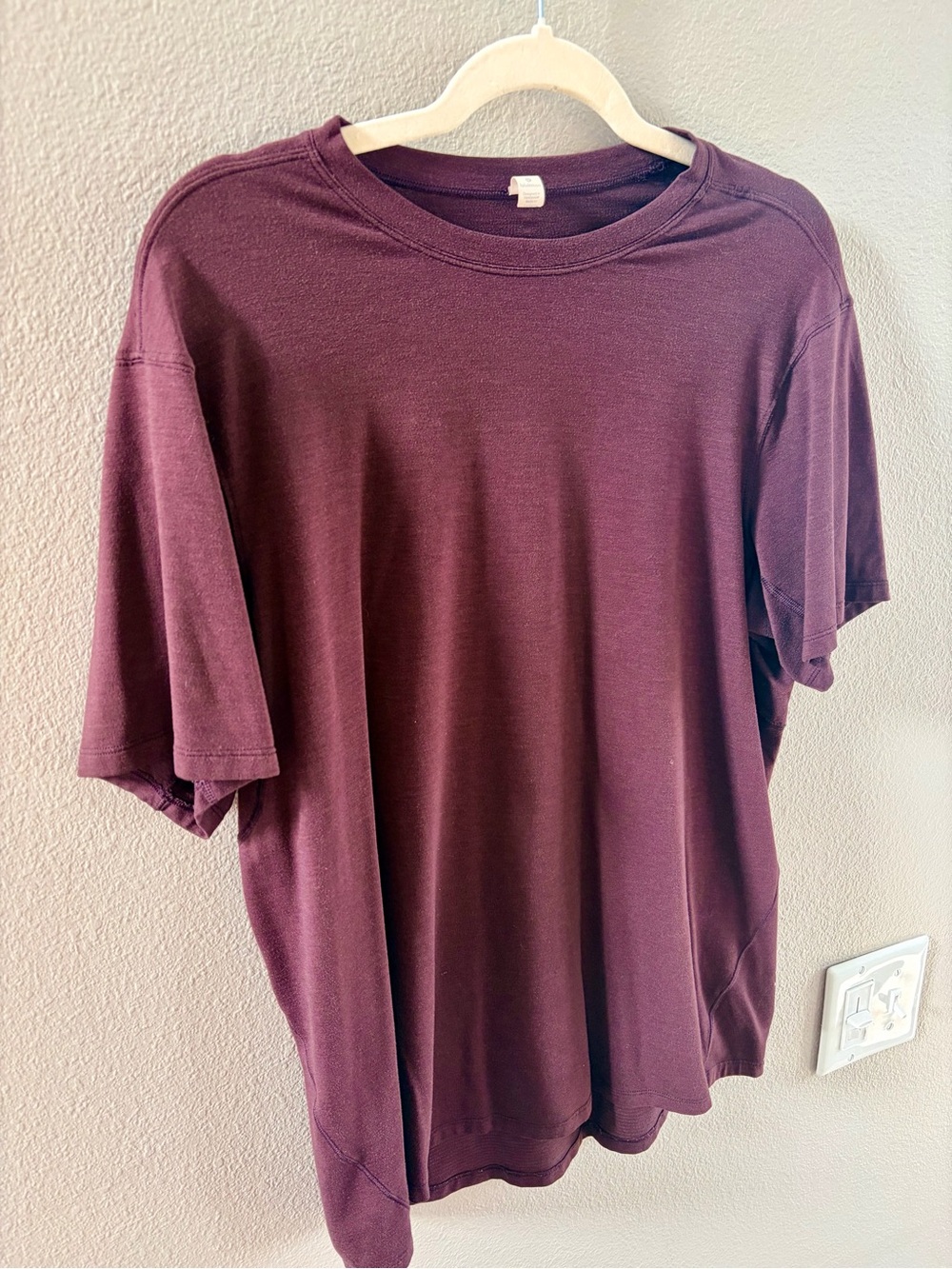 Men’s Large Lululemon Maroon Short Sleeve Performance Tee - Picture 2 of 5